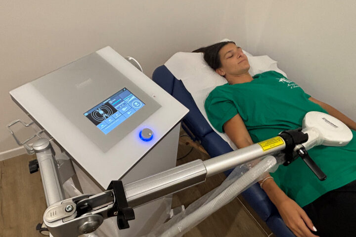 paziente si sottopone alle cure del SIS sistema induttivo ad Alta Intensità presso Vale Lab a Isola delle femmine