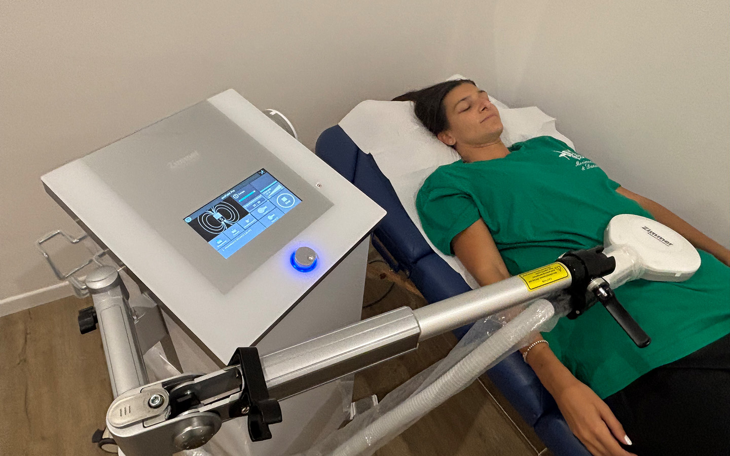 paziente si sottopone alle cure del SIS sistema induttivo ad Alta Intensità presso Vale Lab a Isola delle femmine